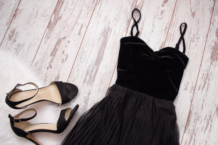 Co założyć na wierzch do czarnej sukienki?